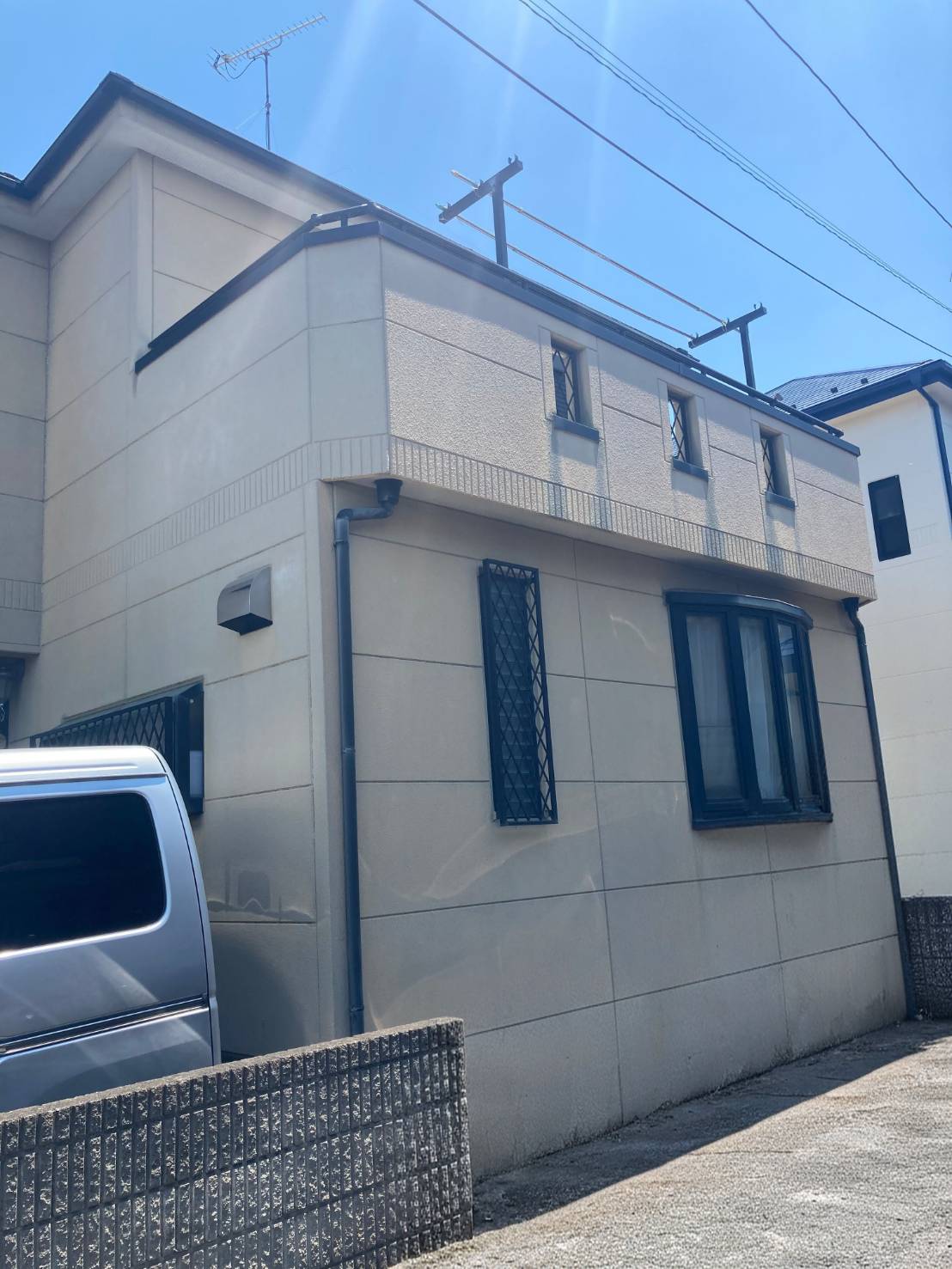 三郷市で外壁塗装、屋根カバ－工法の施工前、外壁に苔、カビ等が付着している