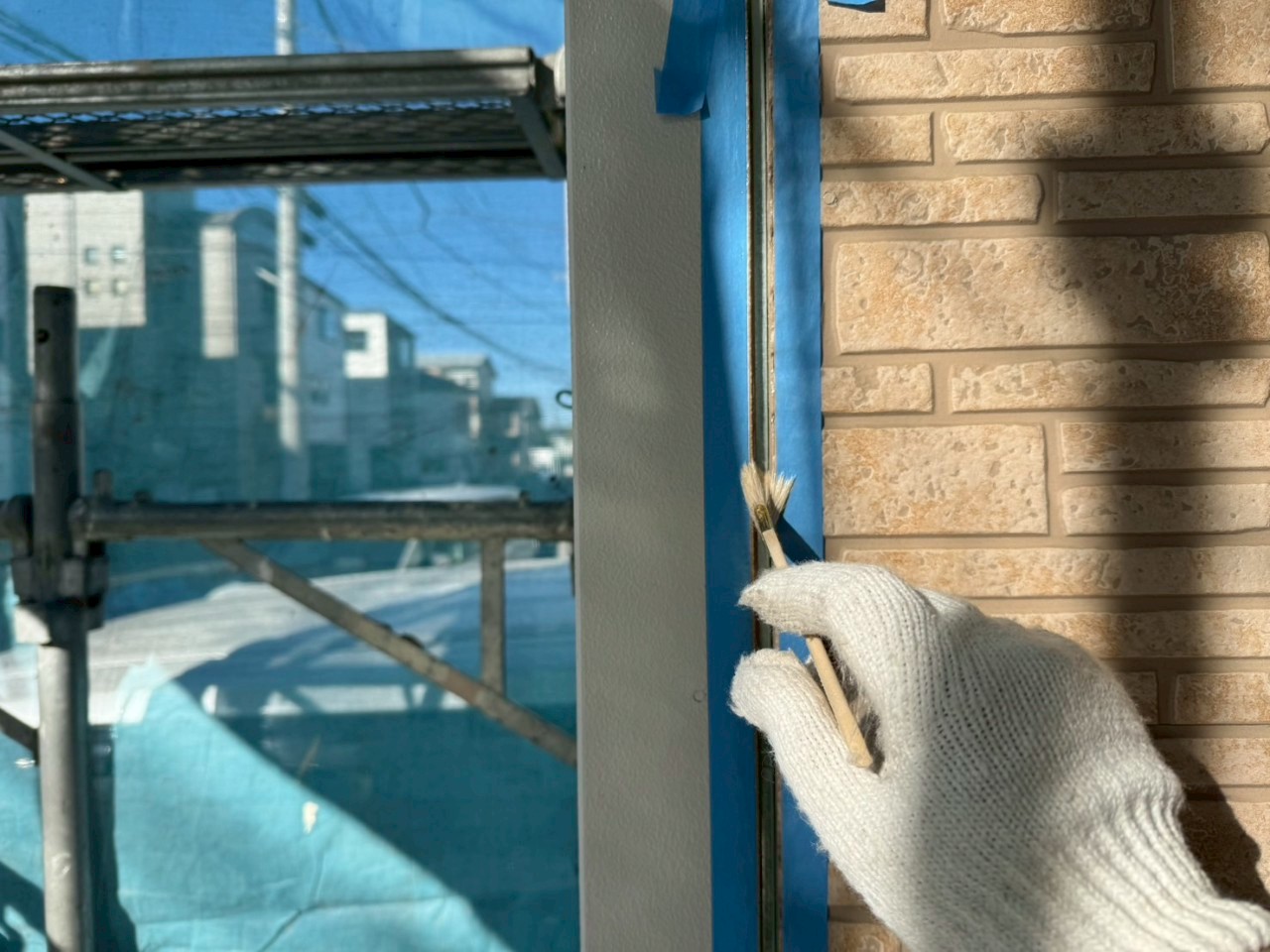 シ－ルの密着を左右する「プライマー」の塗布作業。川口市の気候や外壁材の性質に合わせ、最適なシ－ル材を選定して施工します。