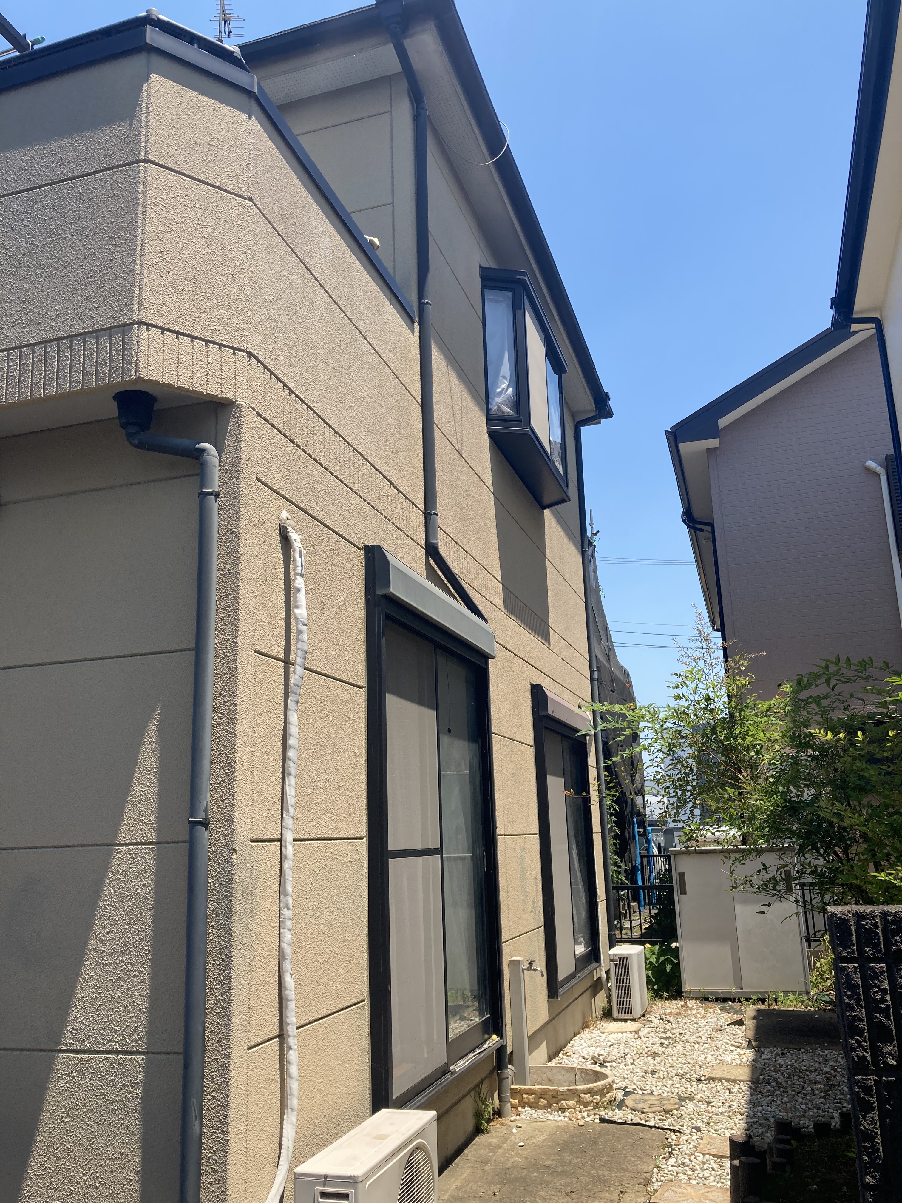 三郷市で外壁塗装、屋根カバ－工法の施工前、外壁に苔、カビ等が付着している