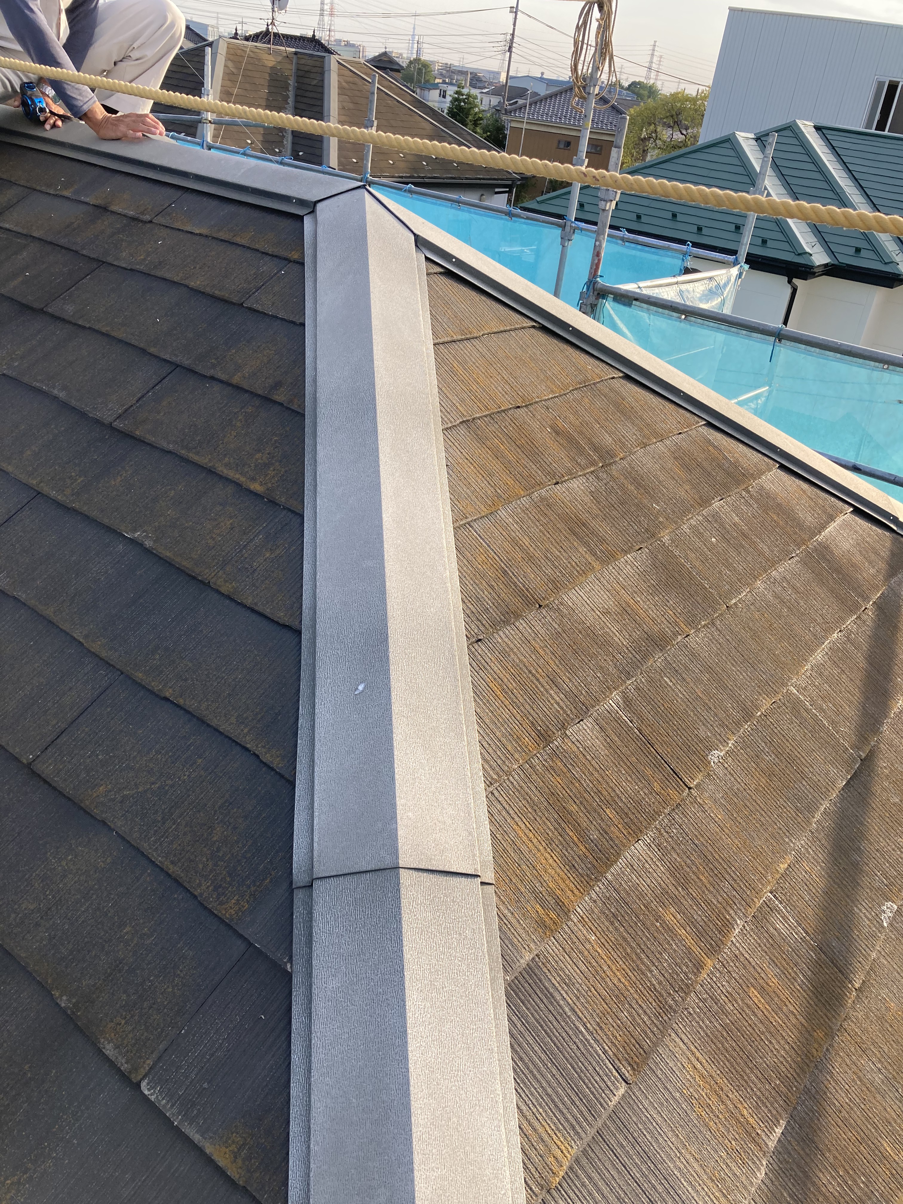 経年劣化により色あせや苔の発生が見られる塗装前のスレート屋根