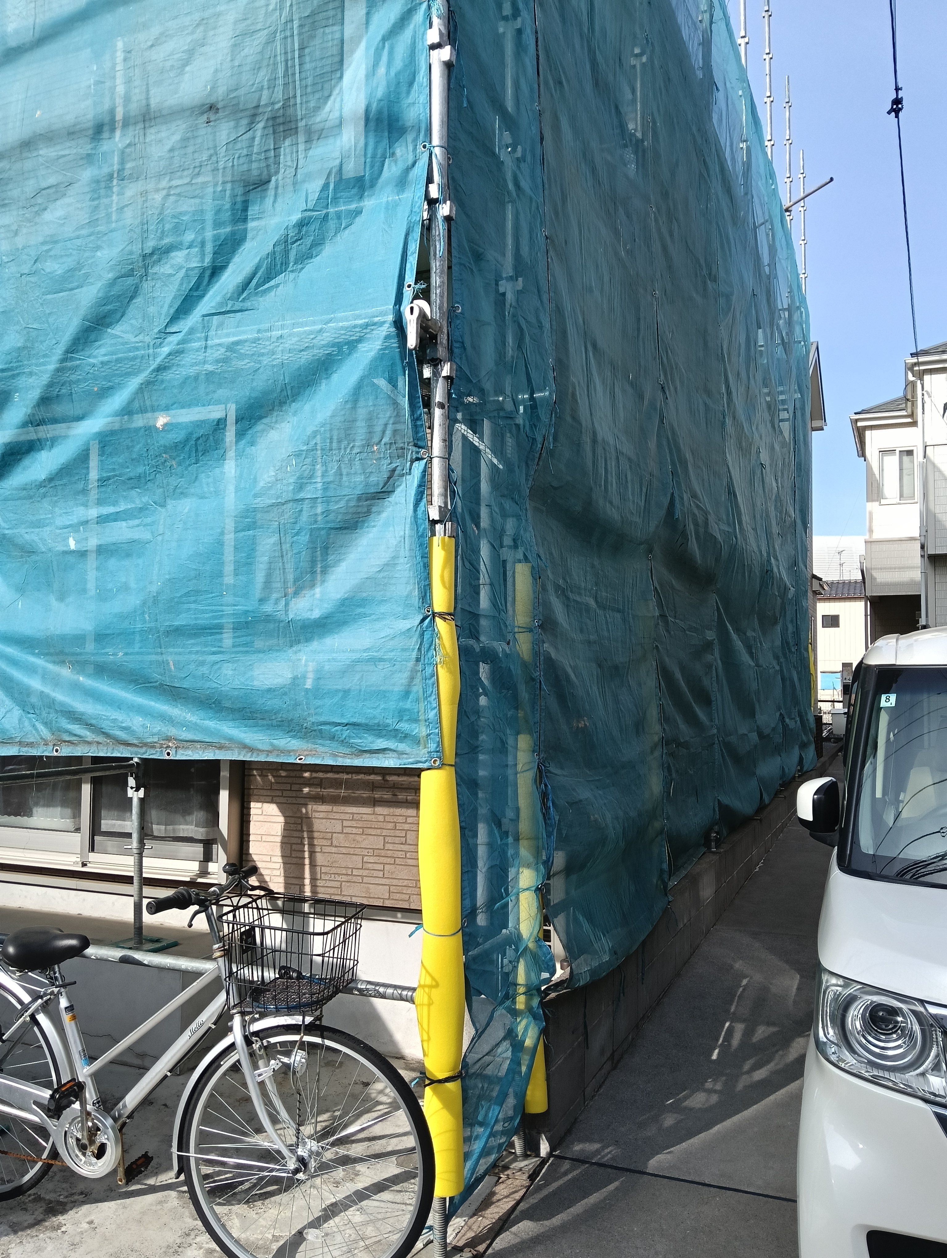 川口市K様邸の外壁塗装工事がスタート。近隣への配慮を徹底し、安全な作業環境を確保するための足場仮設と飛散防止ネットの設置。
