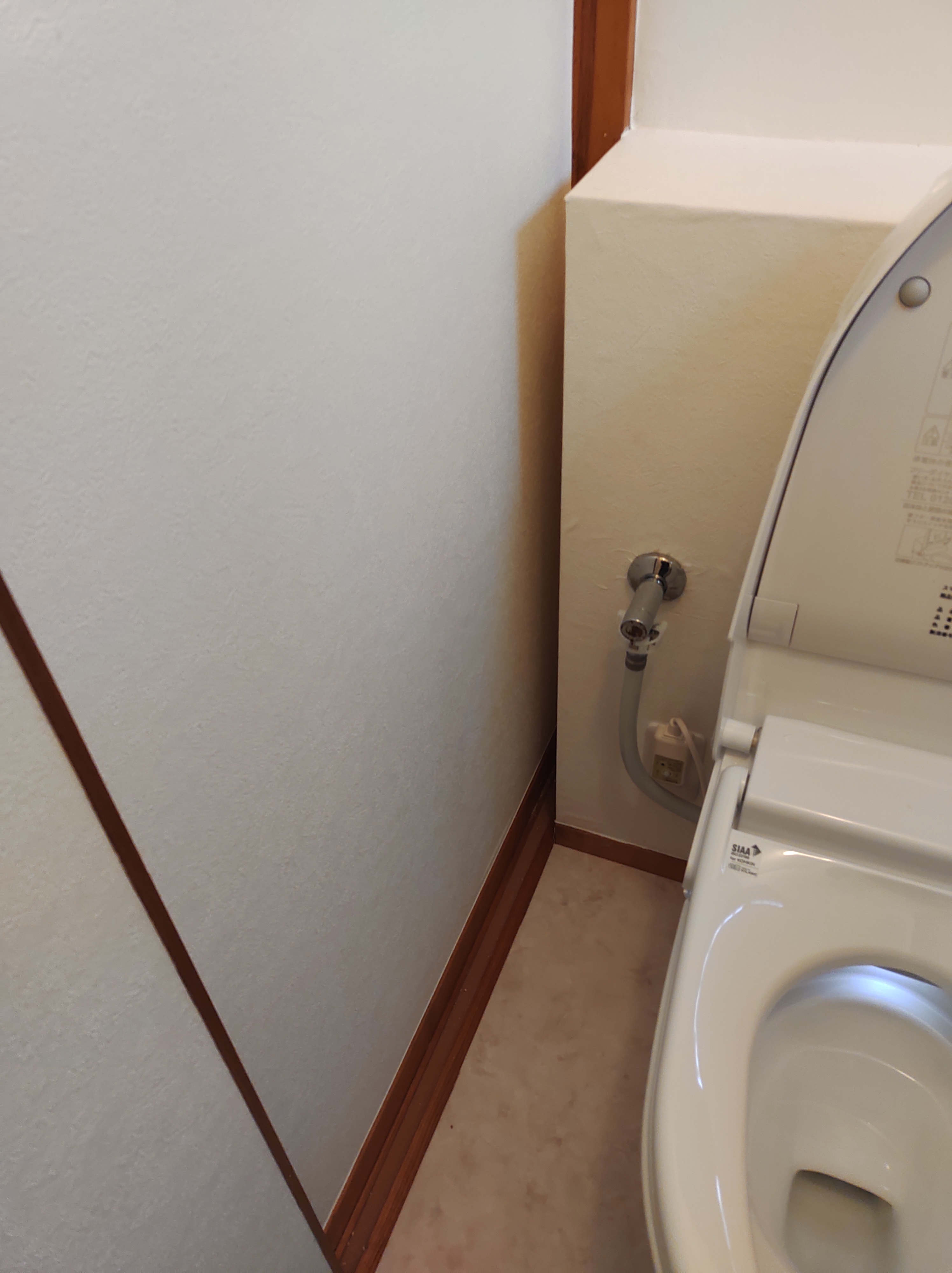 草加市のトイレ工事。LIXILの最新トイレと、職人の丁寧な施工が光るクロスの角やCFの見切り材の仕上がり。