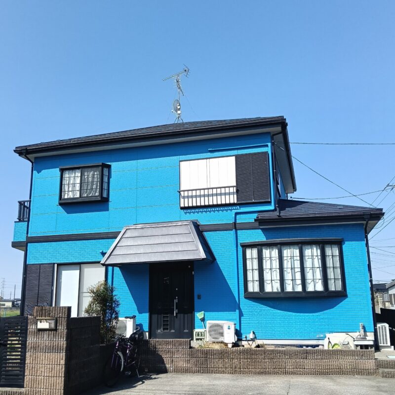 三郷市で施工した鮮やかなブルーの外壁塗装と屋根カバー工法の完了写真