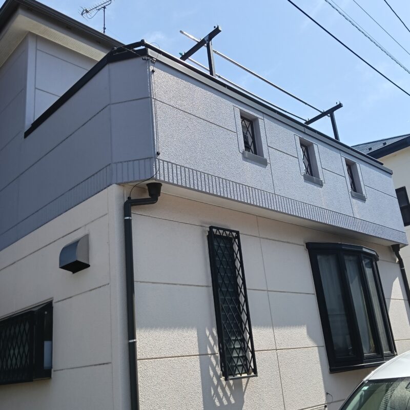 三郷市の戸建て住宅で行った、屋根カバー工法と外壁ツートンカラー塗装の施工完了