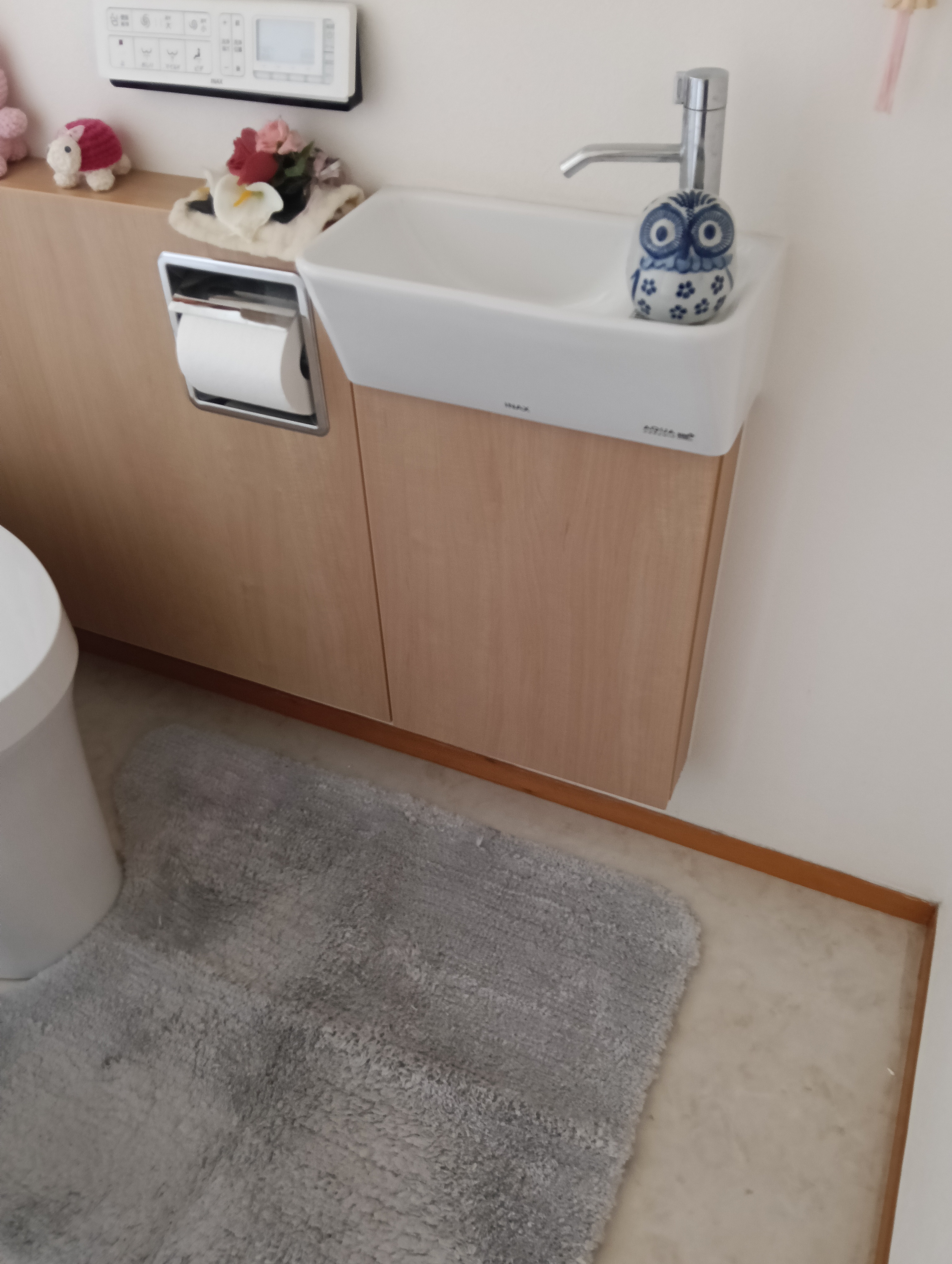 トイレ交換と同時に設置したLIXILの別置き手洗い器。草加市の戸建て住宅で、限られたスペースを有効活用したバリアフリー設計。