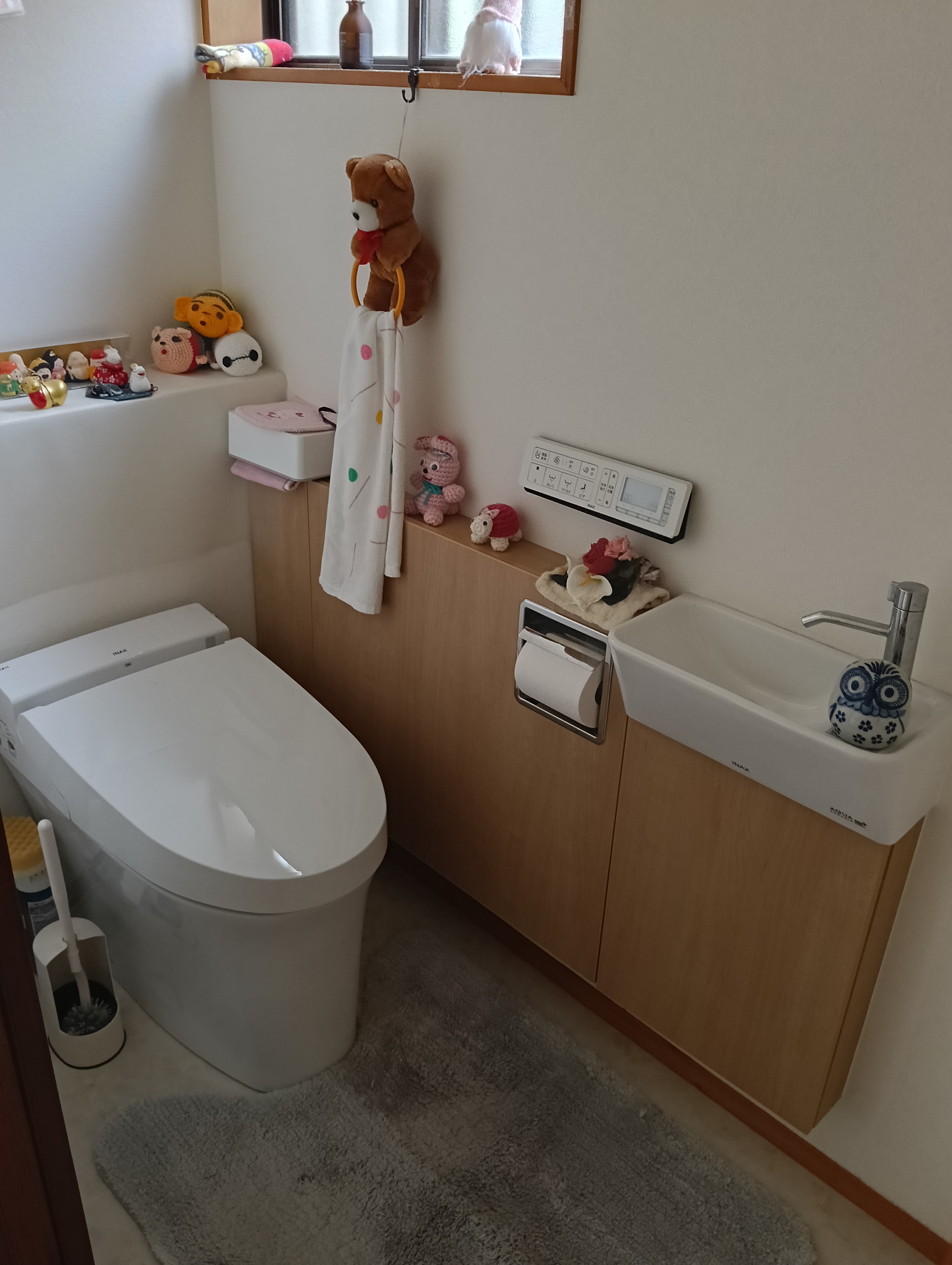 草加市のトイレリフォーム。LIXILのトイレに合わせたおしゃれなアクセントクロスと、お手入れが簡単なクッションフロア（CF）への交換。