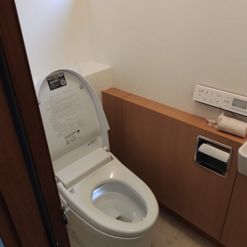 草加市で行ったトイレリフォームの施工後写真。LIXILの節水型タンクレストイレへの交換事例。