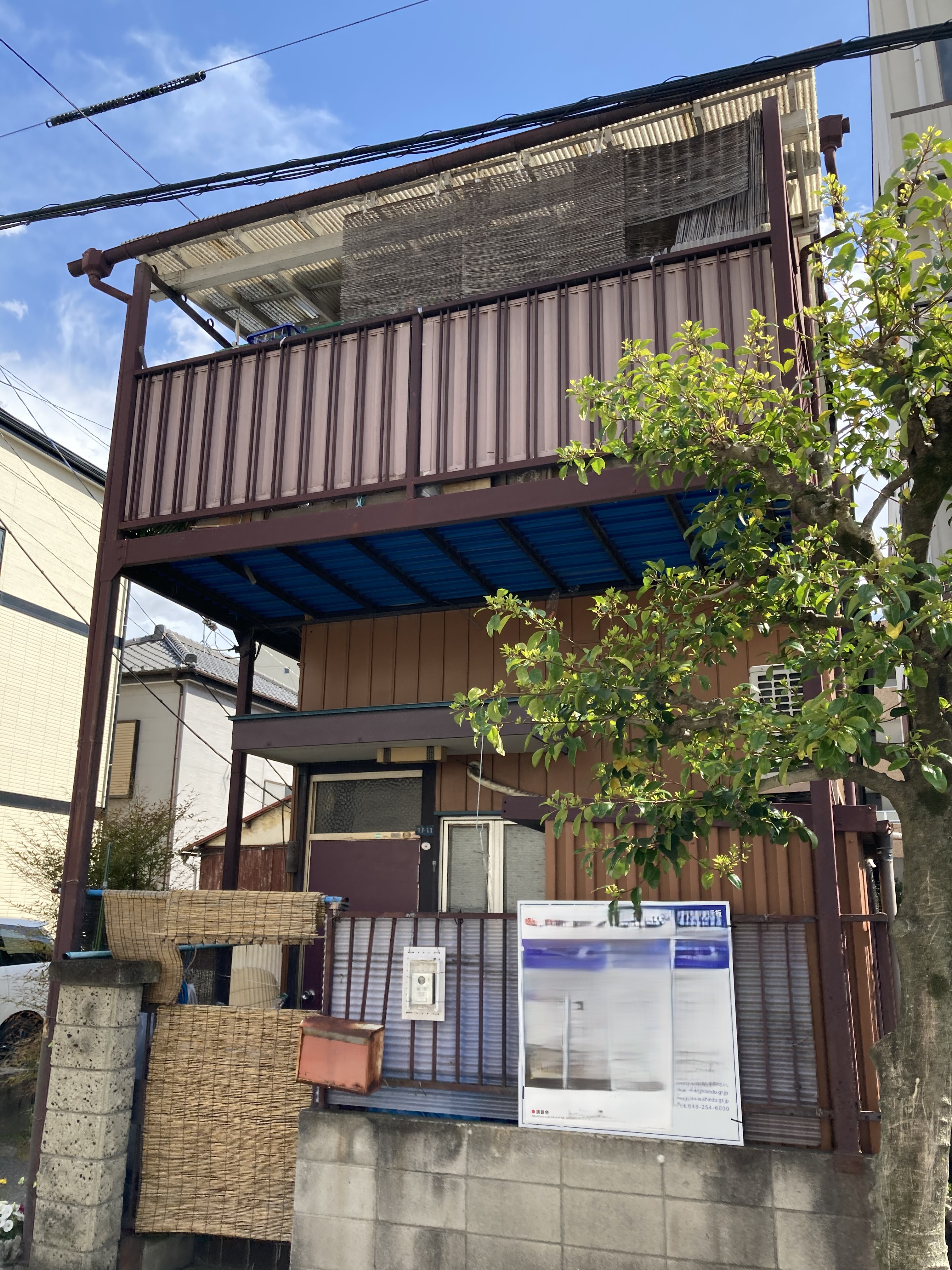 川口市での屋根葺き替え・外壁塗装施工前。経年劣化が進んだ一戸建て住宅の全体写真