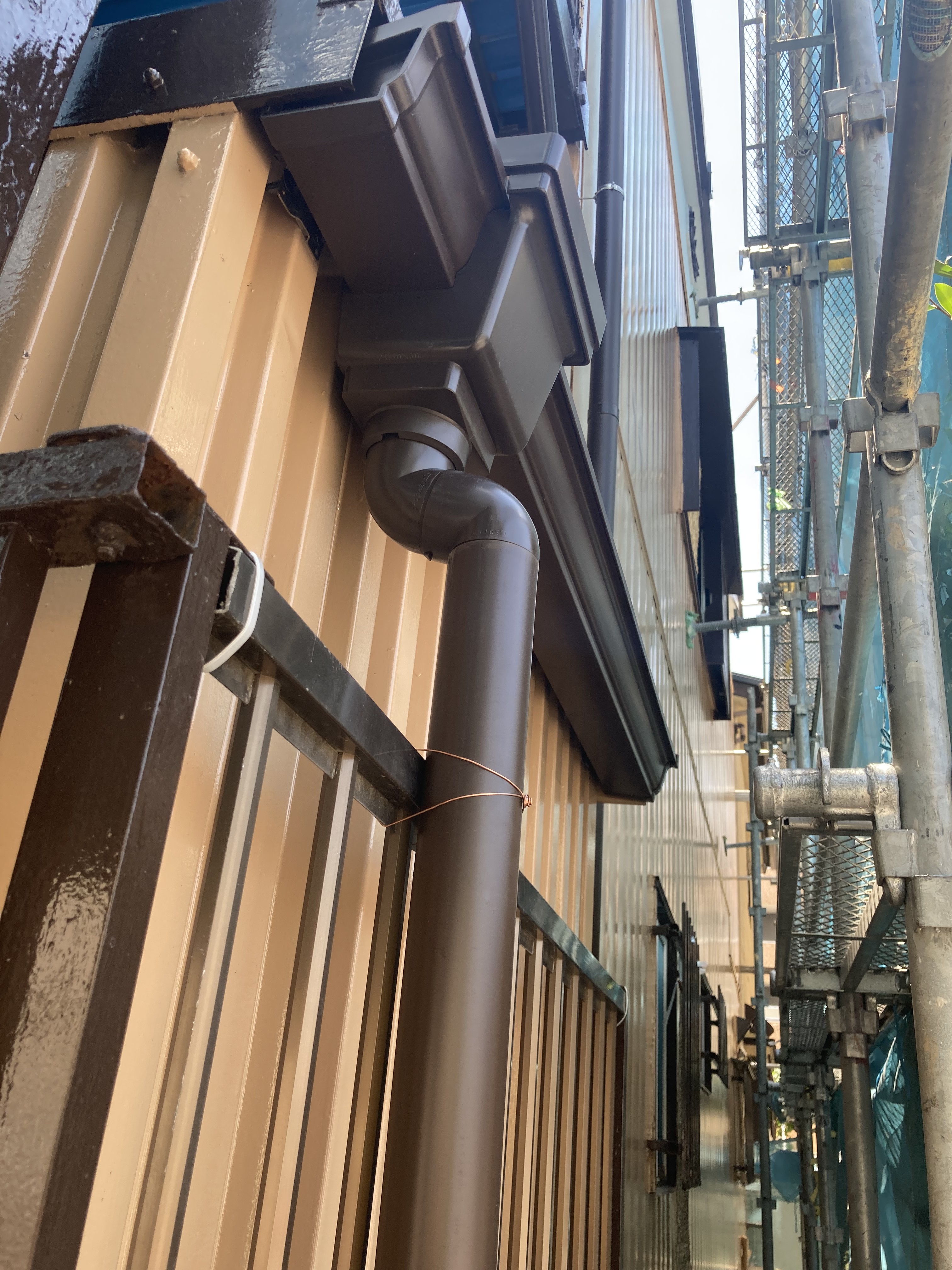 川口市での屋根葺き替え工事完了後。軽量なガルバリウム金属瓦（ブラウン）で施工された屋根