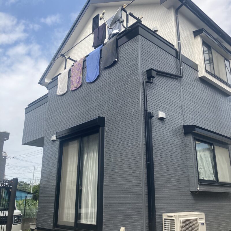 三郷市での屋根カバー工法・外壁塗装施工後。ダークグレーとホワイトのツートンカラーに塗り替えられた2階建て住宅