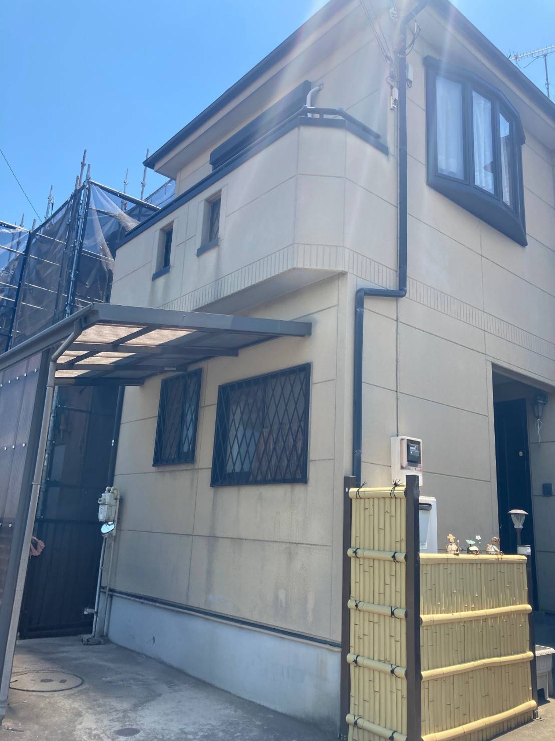 三郷市で外壁塗装、屋根カバ－工法の施工前、外壁に苔、カビ等が付着している